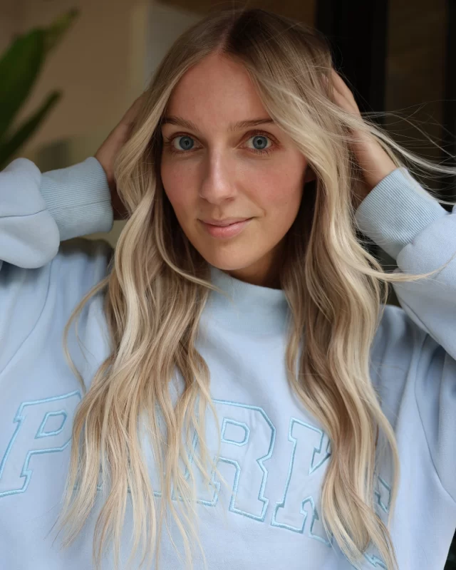 Meet the perfect lived-in blonde: sun-kissed highlights with a natural, effortless vibe. 🌞 Soft waves and a touch of beachy texture create that effortless look.✨ #LivedInBlonde #EffortlessBeauty #HairGoals @aleahkhair #arsovasalon #chicago #chicagobalayage