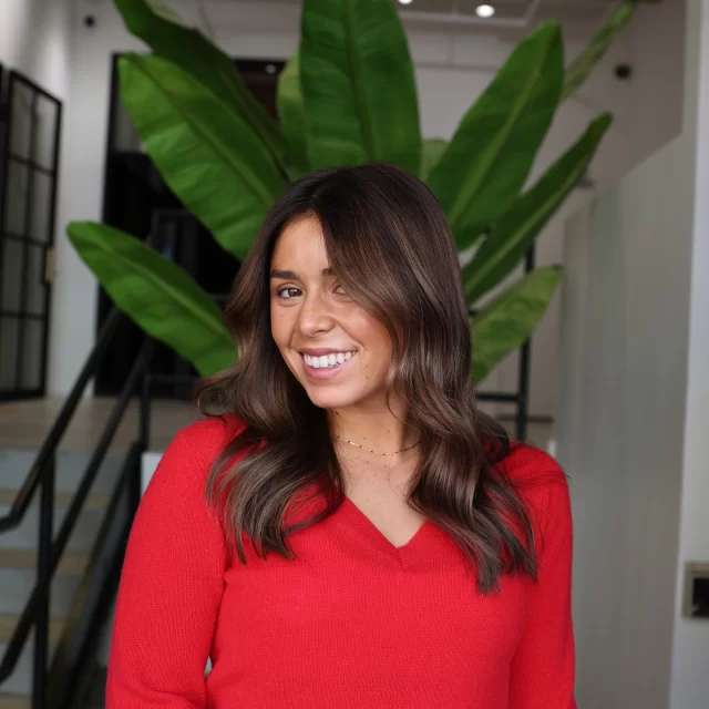 For those who love a natural glow - rich, brunette tones that blend like a dream 🤎
Partial Balayage + Cut by @hailey.the.stylist 🥰
#brunettebalayage #chicagohairstylist #chicagohairsalon #chicagohair
subtle brunette balayage | brunette balayage | chicago hairstylist | chicago hair salon |