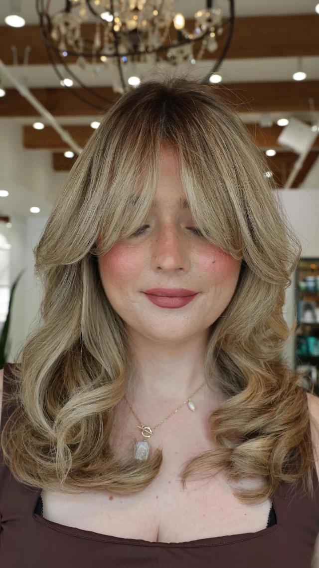 Summer’s calling…and she wants a brighter blonde 💁♀️💇♀️🤩
Partial highlight, glaze, and haircut by @styledbyktg ✨
#chicagoblonde #chicagohairstylist #chicagohairsalon #hairtransformation #summerhair
chicago blonde | hair transformation | chicago hairstylist | chicago hair salon | summer hair | blonde hair inspo |