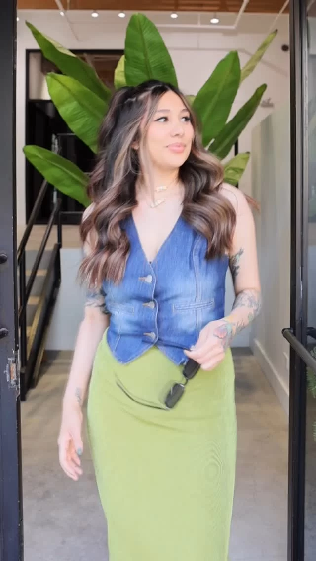 How we feel walking out of the salon on a nice spring day ☀️🌸💐
@heavenleighhhair’s Spring OOTW ✨
#ootw #chicagohairstylist #outfits #springoutfits #chicagohairsalon
outfit of the week | spring outfits | chicago hair salon | chicago hairstylist | hairstylist outfits |