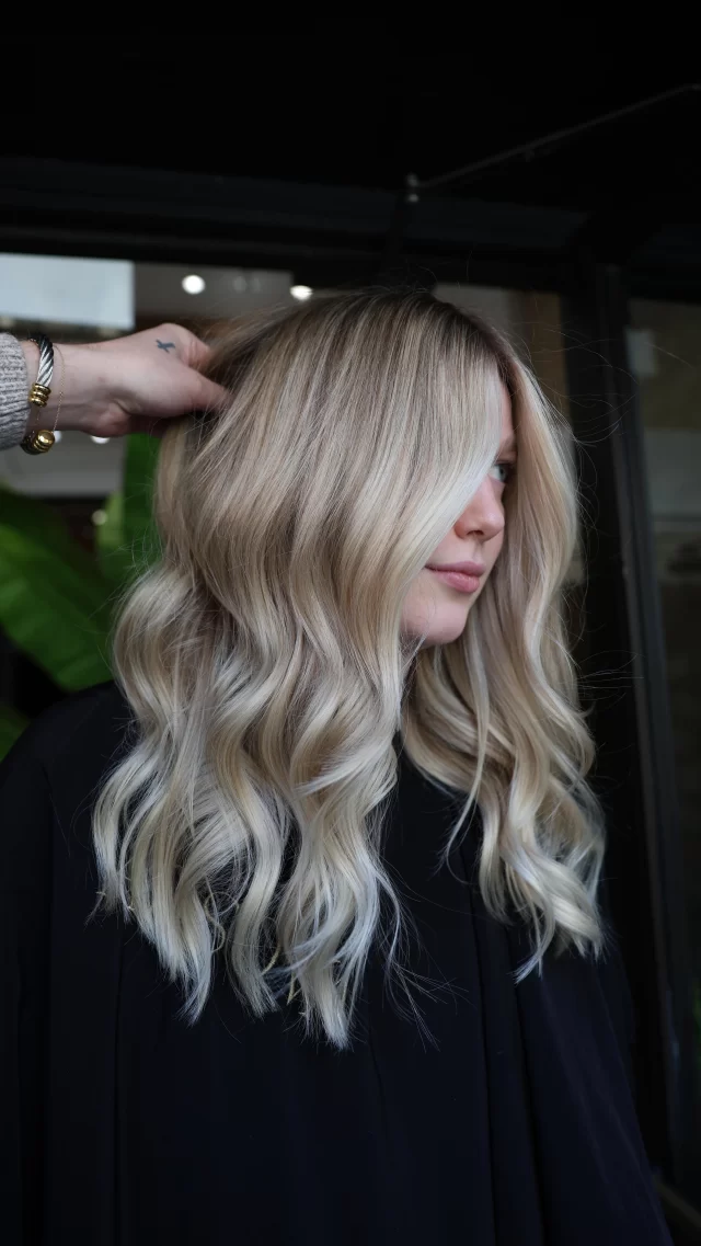 Dimensional Creamy Blonde 🍦🤍 Fresh color, soft waves & lived-in perfection
Color + Cut: @hairbyblake ✨
#blondegoals #chicagoblondespecialist #chicagohairstylist #chicagohairsalon
blonde goals | chicago blonde specialist | chicago hairstylist | chicago hair salon | Chicago hairstylist | blonde hair inspo | dimensional creamy blonde |